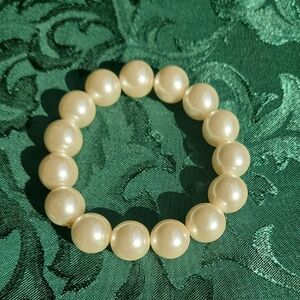 Elegant Cream Pearl Bracelet